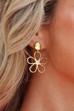 Gold Vintage Cut Out Flower Pearl Decor Stud Earrings - Vesteeto