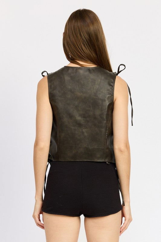 LEATHER VEST WITH LACE DETAIL - Vesteeto