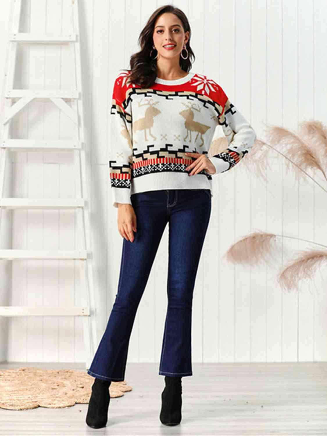 Reindeer Round Neck Sweater - Vesteeto