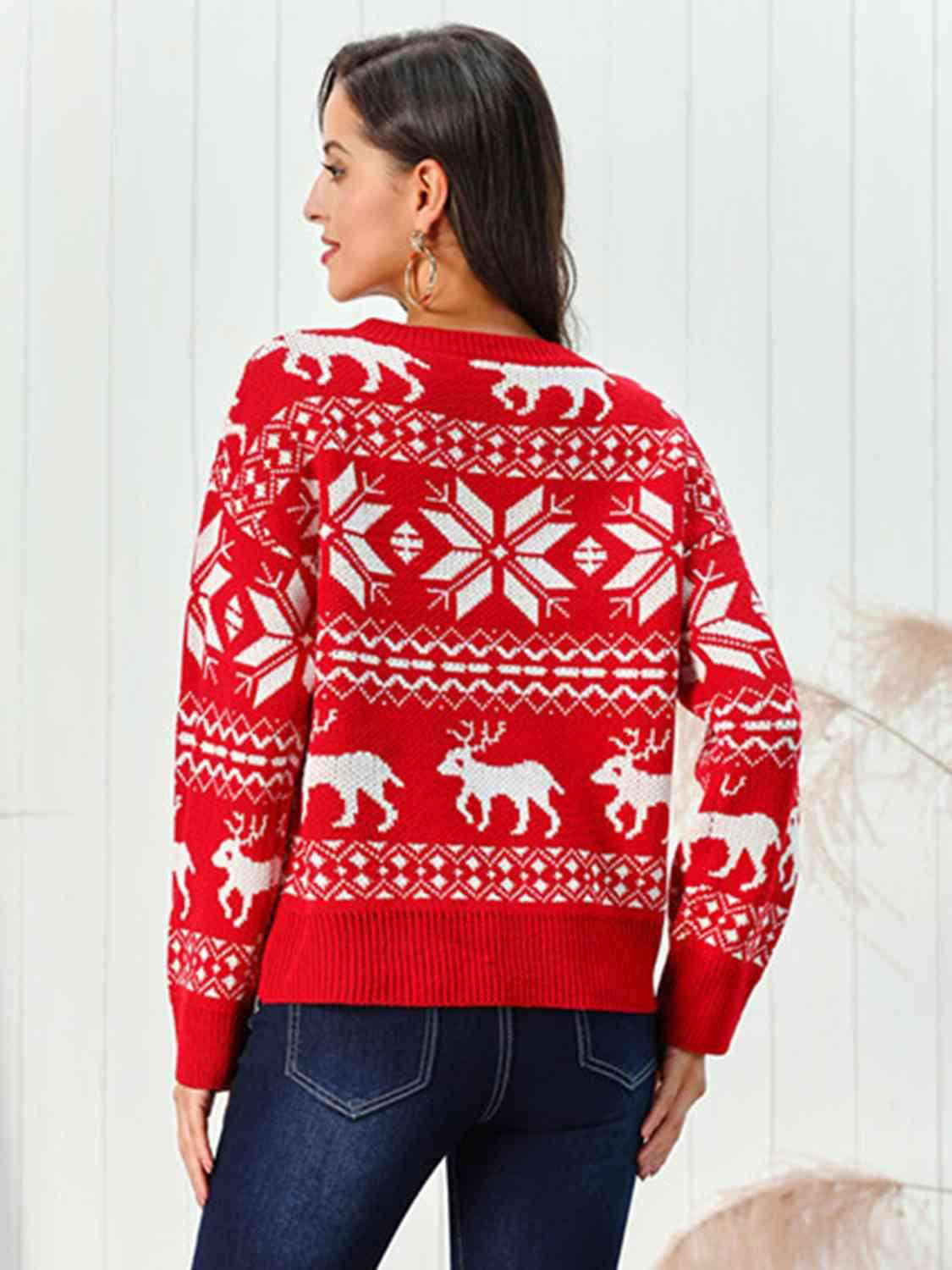 Reindeer & Snowflake Round Neck Sweater - Vesteeto