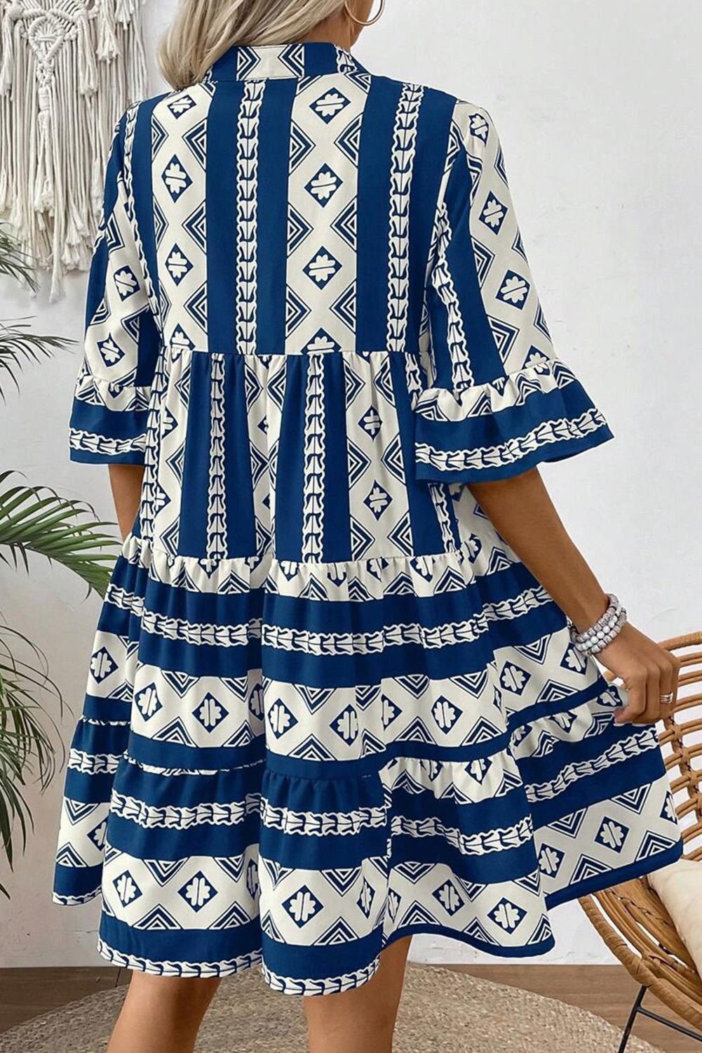 Black Abstract Print Bell Sleeve V Neck Boho Dress - Vesteeto