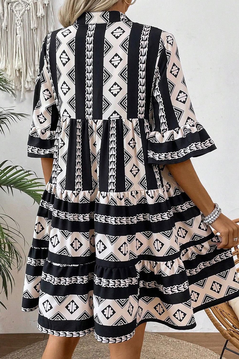 Black Abstract Print Bell Sleeve V Neck Boho Dress - Vesteeto