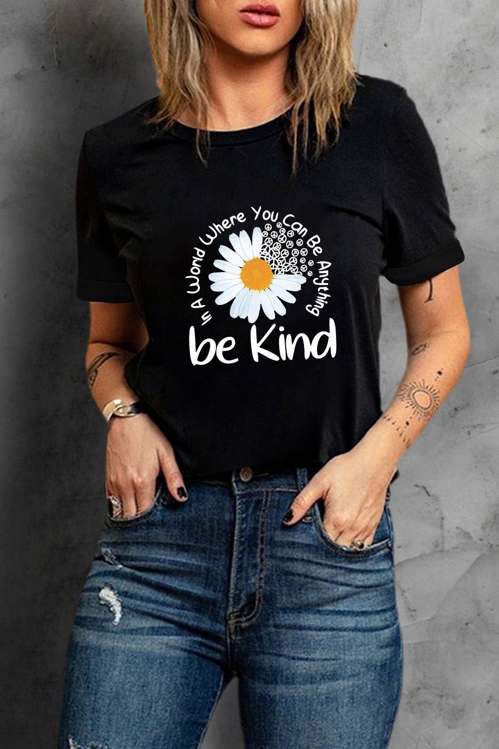 Black Casual be Kind Daisy Slogan Graphic Crewneck Tee - Vesteeto