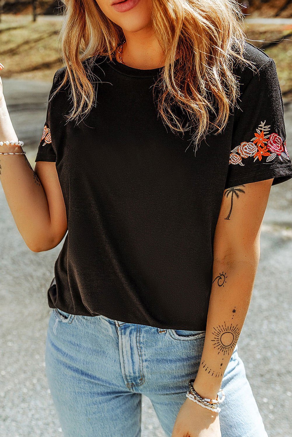 Black Casual Floral Embroidered Round Neck T Shirt - Vesteeto