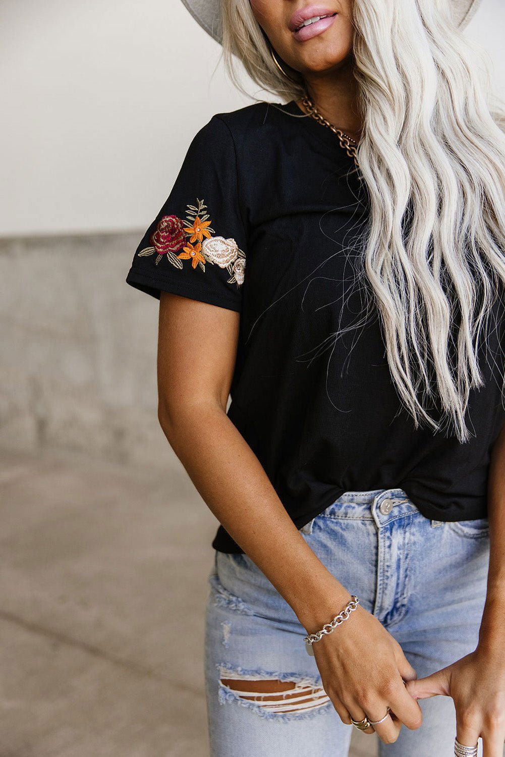 Black Casual Floral Embroidered Round Neck T Shirt - Vesteeto