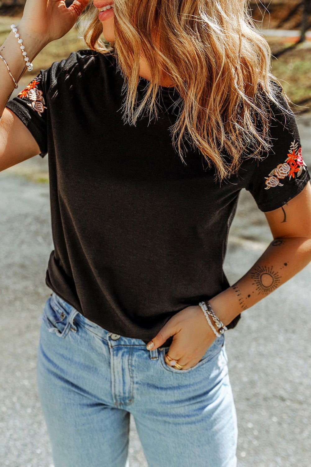 Black Casual Floral Embroidered Round Neck T Shirt - Vesteeto