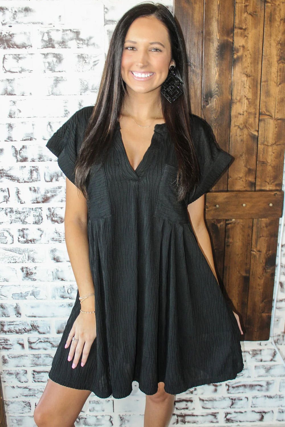 Black Crinkled Short Sleeve V Neck Flowy Dress - Vesteeto