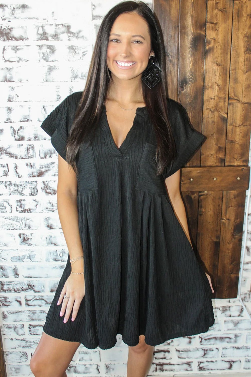 Black Crinkled Short Sleeve V Neck Flowy Dress - Vesteeto