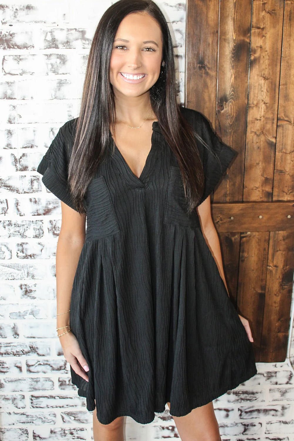 Black Crinkled Short Sleeve V Neck Flowy Dress - Vesteeto