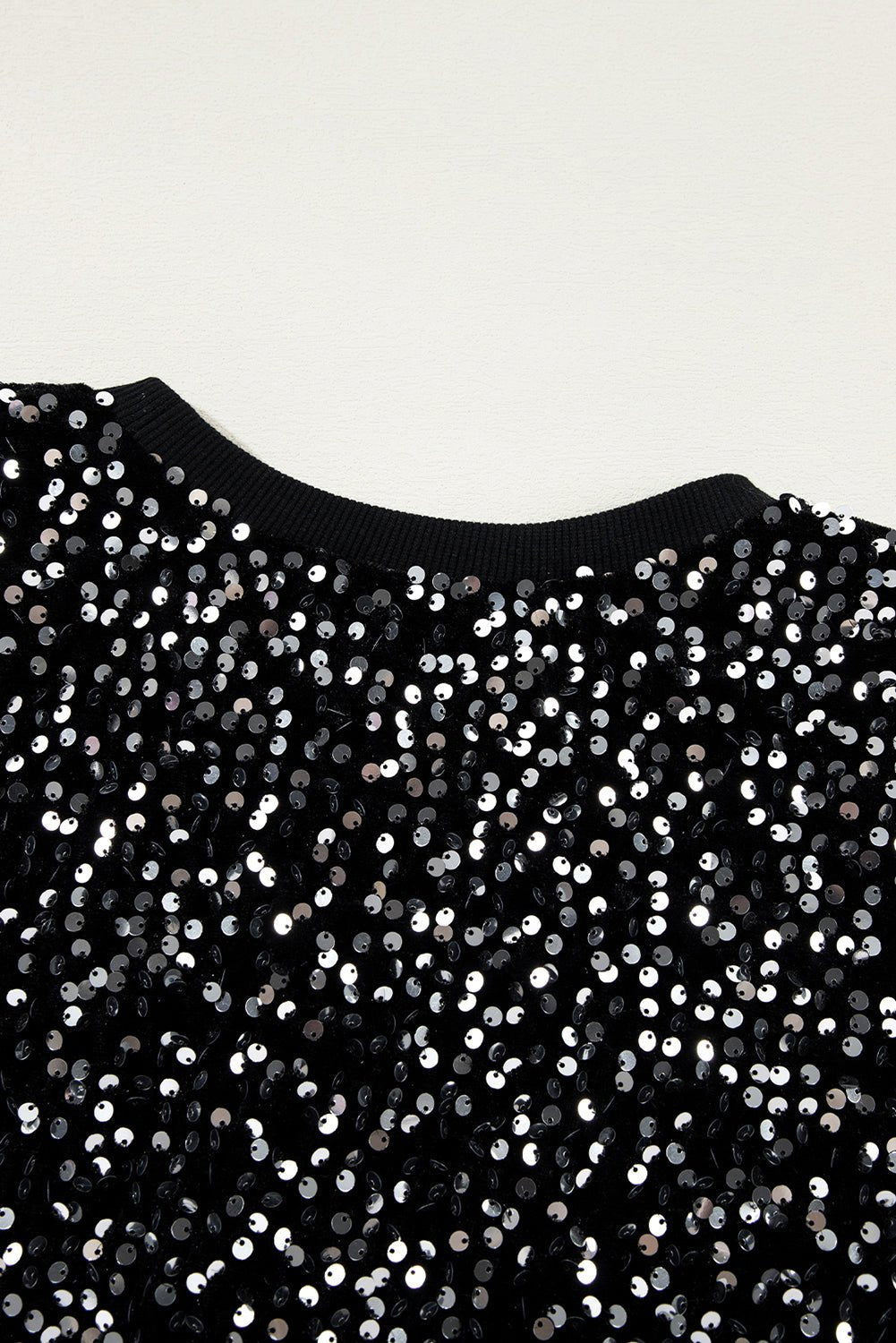 Black Sequined Crew Neck Cropped Sweatshirt - Vesteeto