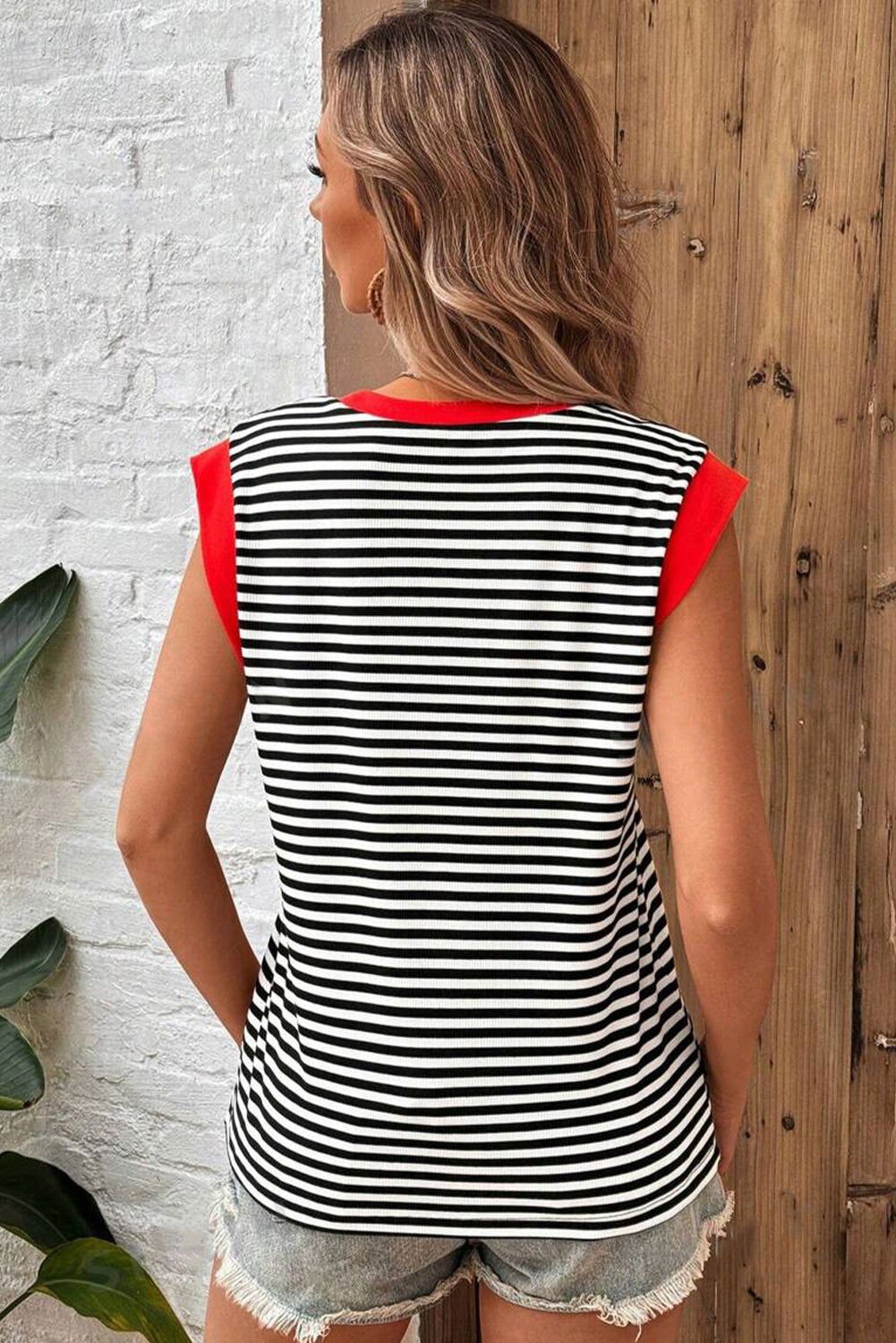 Black Stripe Colorblock Edge Round Neck Sleeveless Top - Vesteeto