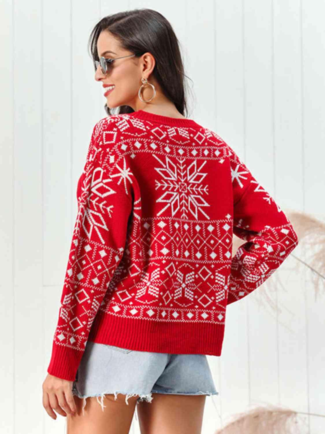 Snowflake Pattern Round Neck Sweater - Vesteeto