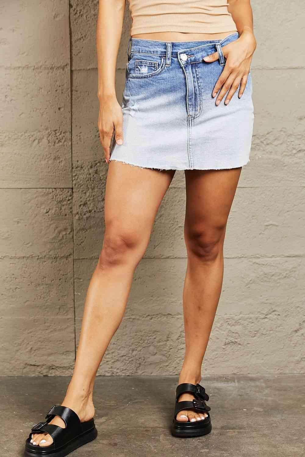 BAYEAS High Waisted Asymmetrical Ombre Mini Skirt - Vesteeto